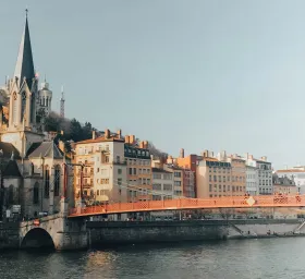 Taxi Genève Lyon : Transport Efficace Destination en taxi privé depuis Genève : Aéroport, Ski, EuropeGenève à Lyon